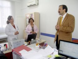 İzmir İl Sağlık Müdürü, Şiddete Uğrayan Doktorları Ziyaret Etti