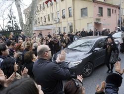 Adliye Önünde Toplanan Balyoz Sanıklarının Yakınları Yol Keserek Eylem Yaptı!