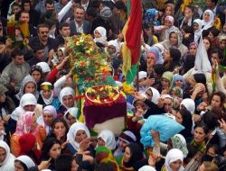 Van'da Terörist Cenazesi Miting Havasında Toprağa Verildi!