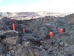 Göçük Altında Kalan İş Makineleri Felaketin Boyutunu Gözler Önüne Seriyor