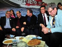 Vali Karaloğlu, Van Denizi Suyundaki Mineral Zenginliğini Anlattı