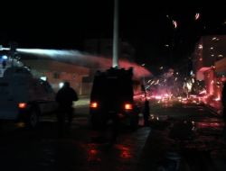 Nusaybin'de Göstericiler Polise Havai Fişeklerle Saldırdı