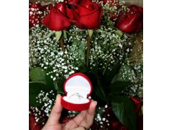 Bir Demet Gül Alana Tek Taş Yüzük Hediyesi İlgi Gördü