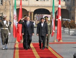 Gül, İran Cumhurbaşkanı Ahmedinejad İle Görüştü!