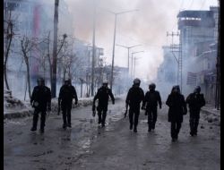 Göstericiler Yüksekova'yı Savaş Alanına Çevirdi