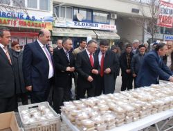 Belediye Kandil Helvası Dağıttı