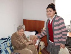 Samanyolu Öğrencileri Yaşlılara Kandil Simidi Dağıttı