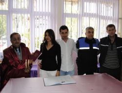Polisler, Evlenmek İçin Sevgililer Günü’nü Seçen Çiftlere Şahitlik Yaptı