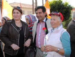 Ak Partili Hanımlar Karanfil Dağıttı