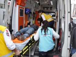 Otomobilde Sızan Sarhoşlar Hastaneye Kaldırıldı