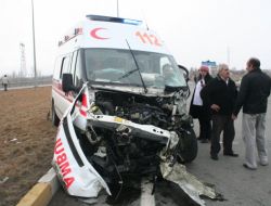 Hasta Almaya Giden Ambulans Kaza Yaptı: 3 Yaralı