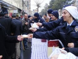 Polis Vatandaşa Kurabiye Dağıttı