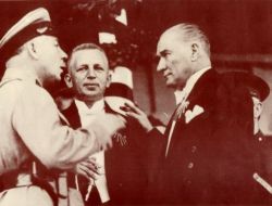 Atatürk Taksim Anıtı'ndaki Rus Mareşal Voroşilov’a Altın Saatini Hediye Etmiş!!