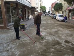 Vatandaşlar Belediyenin Yol Çalışmasına Yardım Ediyor