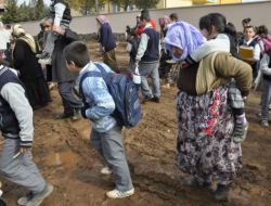 Yolu Yapılmayan Mahalleli Belediye Başkanını Protesto Etti