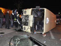 Kırmızı Işıkta Geçen Minibüs Dehşet Saçtı: 9 Yaralı!