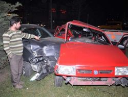 Hurdaya Dönen Otomobilde Sıkıştı