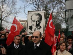 Orduevi Önünde Harbiye Marşı Okuyup, Direniş Çağrısı Yaptılar