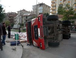 Virajı Alamayan Kamyon Devrildi, Gübre Torbaları Yola Yayıldı