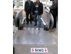 Kılıçdaroğlu İçin Metro Girişine Yön Levhası Yapıştırdı