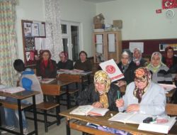 Okuma Yazma Kursunda İlk Dersi Kaymakam Tunç Verdi