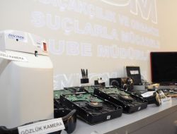 Çete, Dinleme Ve Görüntü Kaydı Yapmak İçin Oda Parfümü Ve Masa Saati İçerisine Kamera Yerleştirmiş!