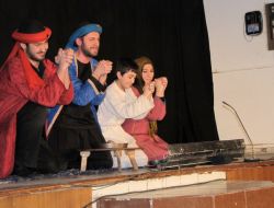 'O'nu Beklerken' Tiyatro Oyunu Anamurluları Duygulandırdı