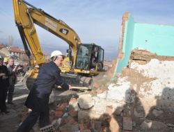 Karapınar Dönüşüm Projesi Toki Başkanı Bayraktar’ın Balyozuyla Başladı