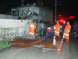 Seyir Halindeki Otomobilin Üzerine Odunluk Çatısı Düştü