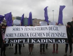 Taksim Meydanı'nda 'Dekolte' Protestosu