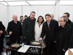 İZMİR'DEKİ ŞENLİKTE TONLARCA HAMSİ TÜKETİLDİ