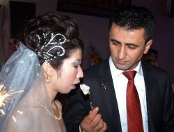 Japon Gelin Kürtçe Türkülerle Halay Çekti