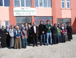 Genç Kızlar Bilgisayar Ve Seracılık Eğitimi Alıyor