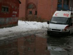 Çatılardan Düşen Kar Kütleleri Caddelerde Göletler Oluşturdu