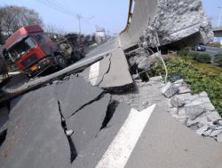 ÇİN’DE KÖPRÜ İKİYE YARILDI