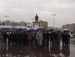 Anıtları Karşı Karşıya Olunca, Anılan Kişi Yerine Atatürk'e Çelenk Koyuldu