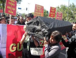 Protesto İçin Ak Parti Önüne Bırakılan Tabut Şüpheli Paket Paniği Yaşattı