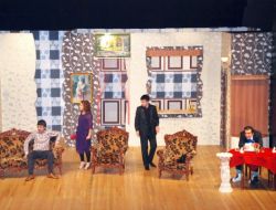 'Salaklar Sofrası' Tiyatroseverlerden Tam Not Aldı