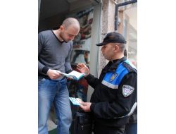 Toplum Destekli Polis Memurları Halkı Broşürlerle Bilgilendiriyor