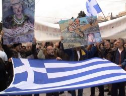 Öfkeli Kalabalık Atina Meydanını Tahrir'e Çevirdi