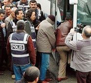 Kaçak akaryakıt zanlıları adliyede..