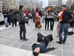 Çevreciler Kazdağları'nda Altın Arayan Şirketleri Tiyatroyla Protesto Etti