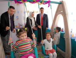 Çocuklar Soğuk Havada Üşütmesin Diye Bina İçerisine Oyun Bahçesi Kuruldu