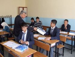 Besni Belediyesi 700 Öğrenciye Ygs Ve Lys Hazırlık Kitabı Dağıttı