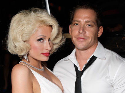 PARİS HİLTON EVLENMEK İÇİN KOLLARI SIVADI