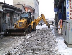 Ardahan Caddelerinden 50 Kamyon Buz Çıktı
