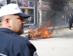 Polise Kızan Genç Motosikletini Yaktı