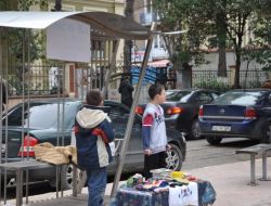 Okula Gidemeyen Yaşıtları İçin Ticarete Atıldılar