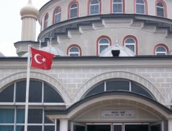 Soğuk Hava Gönderdeki Bayrağı Dondurdu