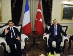 Erdoğan, Sarkozy'ye İlişkilerin Başlangıcını Simgeleyen Belge Hediye Etti